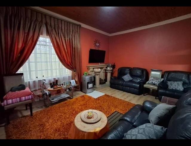 5 BEDROOM HOUSE FOR SALE IN BEZUIDENHOUT VALLEY